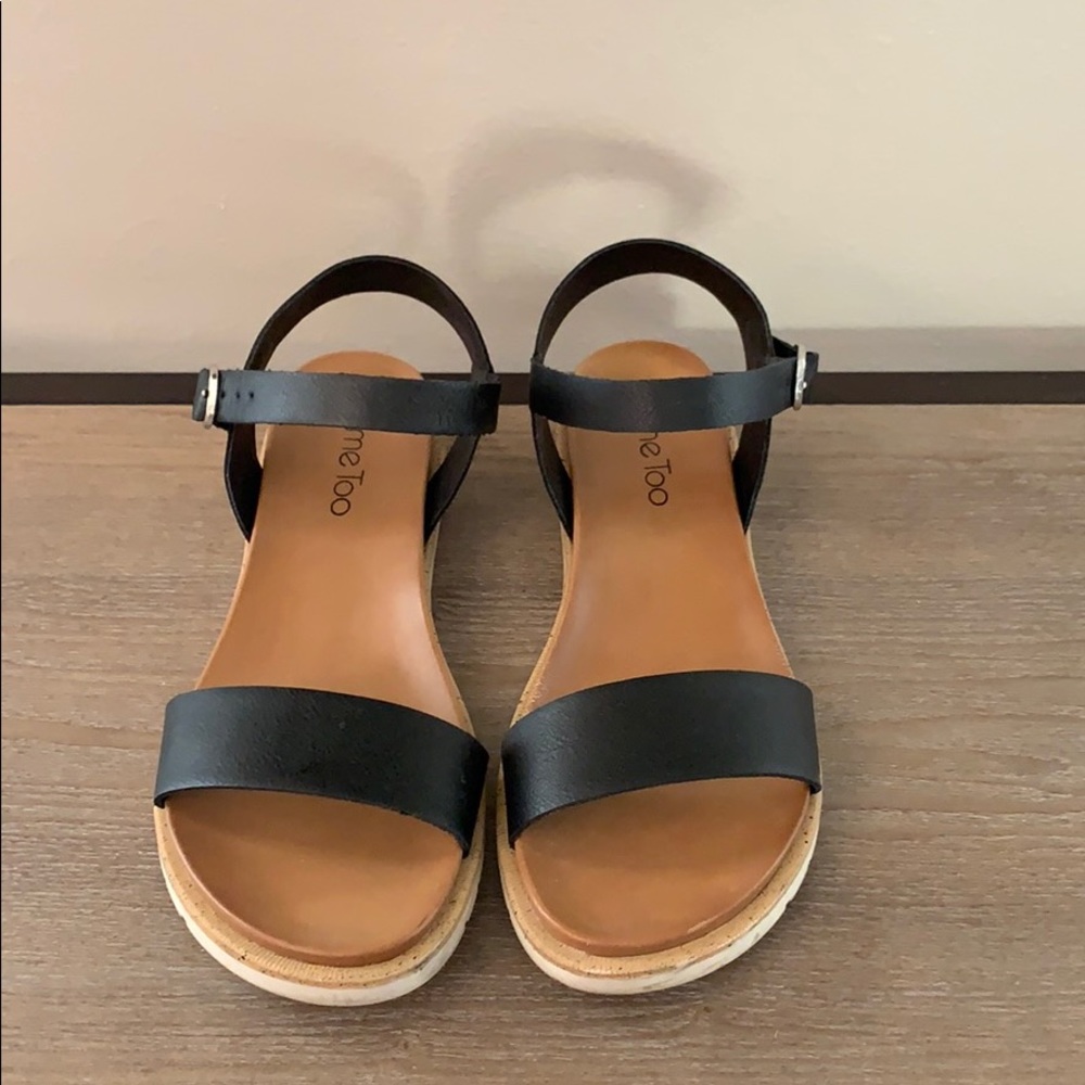 Cute black sandals! Great with any outfit!